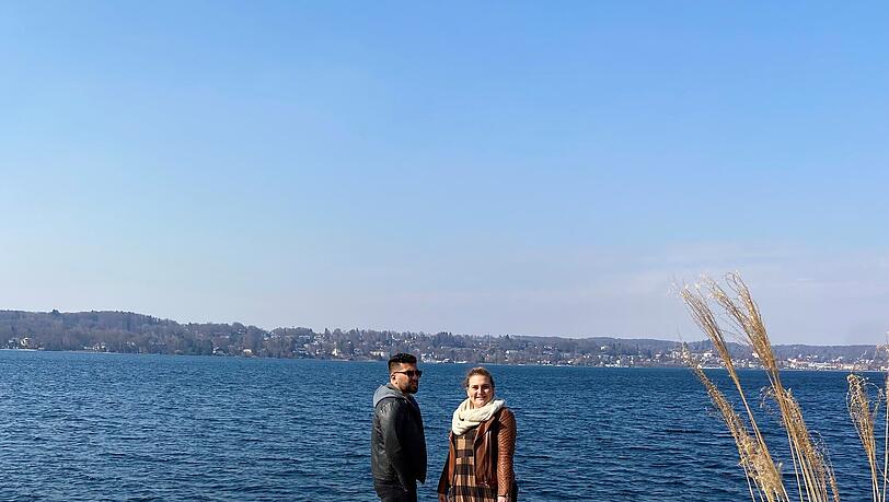 Melissa und Ali stimmen sich schon mal auf ihre Traumhochzeit am See ein. Melissa und Ali stimmen sich schon mal auf ihre Traumhochzeit am See ein.