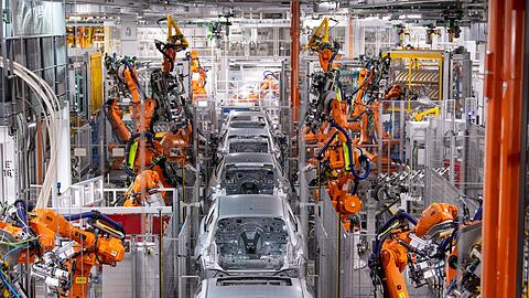 Roboter von ABB arbeiten an der Karosserie von verschiedenen BMW-Modellen im BMW-Stammwerk.
