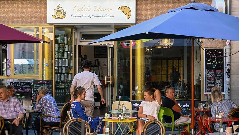 Wer wissen will, warum im Café in der Weißenburger Straße in einer Folge ein Eisbecher am Boden landet, erfährt das bei der Drehorte-Führung.