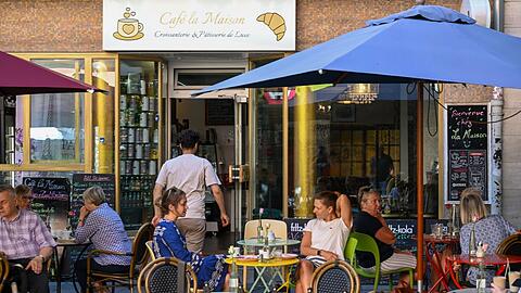Wer wissen will, warum im Café in der Weißenburger Straße in einer Folge ein Eisbecher am Boden landet, erfährt das bei der Drehorte-Führung.