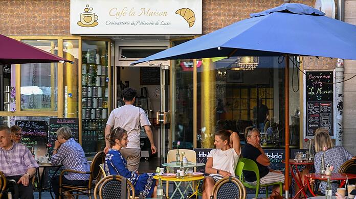 Wer wissen will, warum im Café in der Weißenburger Straße in einer Folge ein Eisbecher am Boden landet, erfährt das bei der Drehorte-Führung.