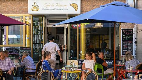 Wer wissen will, warum im Caf&eacute; in der Wei&szlig;enburger Stra&szlig;e in einer Folge ein Eisbecher am Boden landet, erf&auml;hrt das bei der Drehorte-F&uuml;hrung.