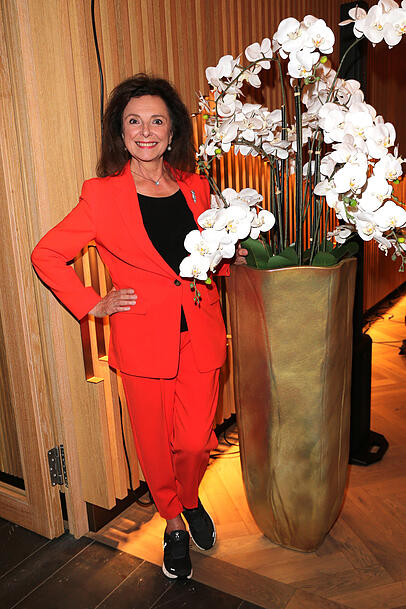 Begeistert von der aufwändigen Blumendekoration: Uschi Dämmrich von Luttitz