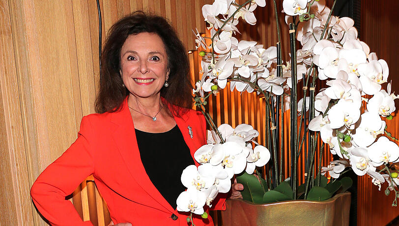 Begeistert von der aufwändigen Blumendekoration: Uschi Dämmrich von Luttitz Begeistert von der aufwändigen Blumendekoration: Uschi Dämmrich von Luttitz