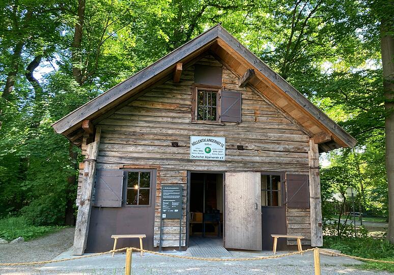 Die originale Höllentalangerhütte aus den Jahren 1893/94 wurde Stück für Stück im Garten des Alpinen Museum aufgebaut.