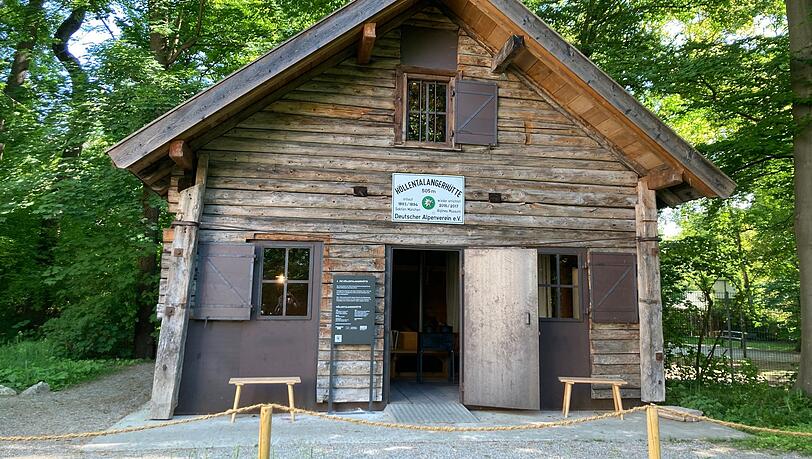 Die originale Höllentalangerhütte aus den Jahren 1893/94 wurde Stück für Stück im Garten des Alpinen Museum aufgebaut. Die originale Höllentalangerhütte aus den Jahren 1893/94 wurde Stück für Stück im Garten des Alpinen Museum aufgebaut.