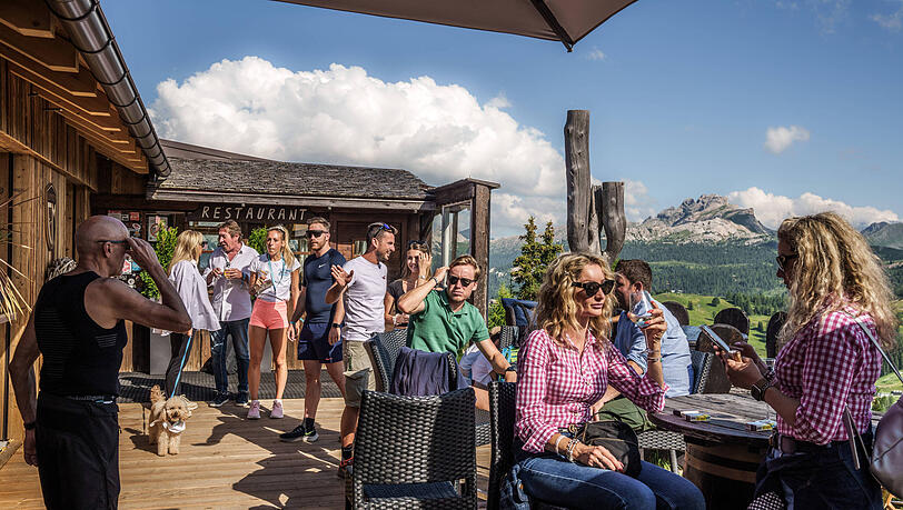 Overtourism wird zum Problem in Südtirol. Hier sind Touristen im Moritzino Club in La Villa zu sehen. Overtourism wird zum Problem in Südtirol. Hier sind Touristen im Moritzino Club in La Villa zu sehen.