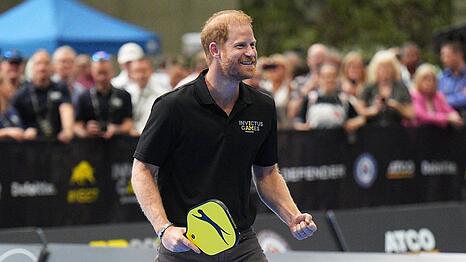 Prinz Harry testet Pickleball - eine der neuen Sportarten bei den kommenden Invictus Games - und hat scheinbar Spa&szlig; dabei.