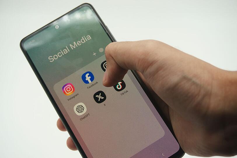 Die Reinigungstipps auf TikTok, Instagram & Co. teilen Influencer selten einfach so. Sie enthalten oft direkte oder indirekte Werbung - für Reinigungsprodukte, Literatur, Coachings oder andere Profile, mit denen kooperiert wird. Obwohl unter den Ratschlägen wirklich nützliche Hacks sind, funktioniert in der Realität nicht alles so wie in den Videos dargestellt. Die Reinigungstipps auf TikTok, Instagram & Co. teilen Influencer selten einfach so. Sie enthalten oft direkte oder indirekte Werbung - für Reinigungsprodukte, Literatur, Coachings oder andere Profile, mit denen kooperiert wird. Obwohl unter den Ratschlägen wirklich nützliche Hacks sind, funktioniert in der Realität nicht alles so wie in den Videos dargestellt.