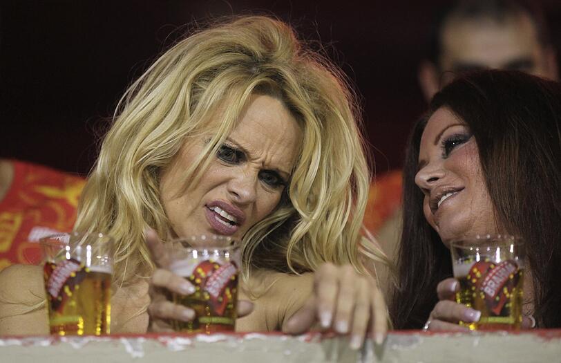 Nackte Haut, Samba und bunte Farben: Promis amüsieren sich in Rio. Mit dabei: Pamela Anderson, Gisele Bündchen, Fußball-Star Ronaldinho und Schauspieler Jude Law