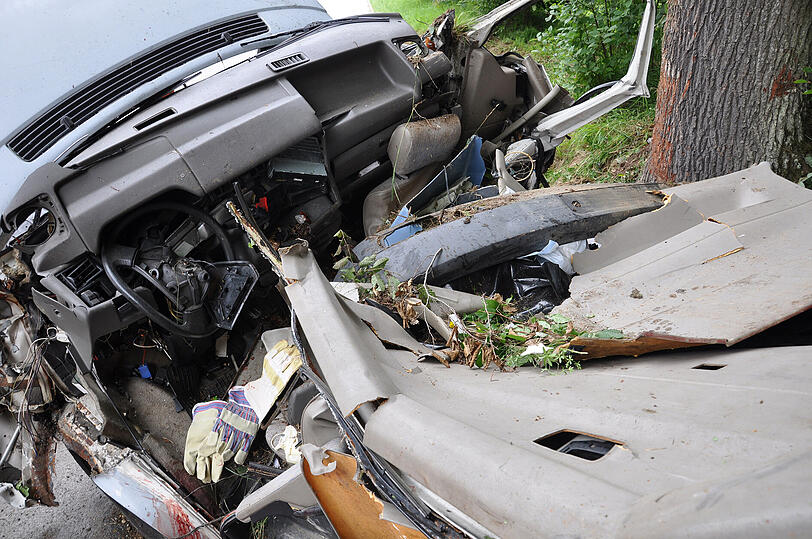 An einem Baum zerschellt ist das Unfallfahrzeug - die Bilder vom Horror-Crash in Simbach.