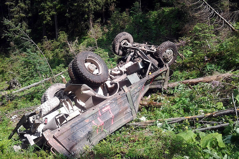 80 Meter tief stürzt ein Lastwagen nahe Bayrischzell den Hang hinab. Der Fahrer (42) fliegt auf halber Höhe aus dem 7,5-Tonner und wird schwer verletzt.