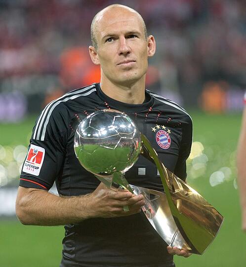 05.08.2012 - Die Bayern siegen erstmals wieder gegen Dortmund, doch die Miene von Arjen Robben spricht Bände: Der Sieg fand im Rahmen des sogenannten "Liga total! Cup" statt. Der Endstand der Partie: 2:1 für den FC Bayern