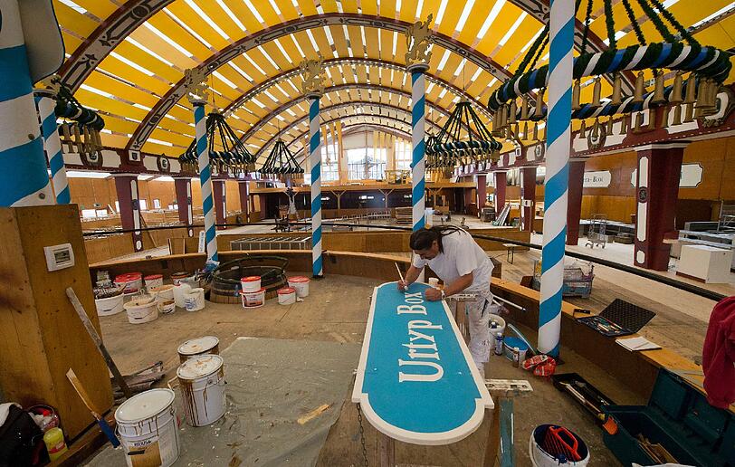 WIESN-AUFBAU: Kurz vor dem Anzapfen ist der Aufbau noch voll im Gange.