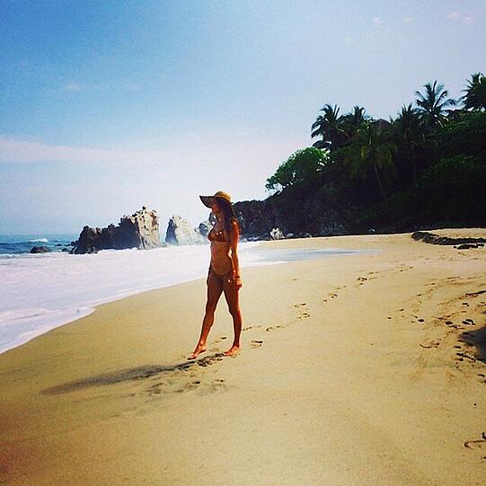 Alessandra Ambrosio postet: "Walking in paradise #mexico #puntamita #foreveronvacation #sundayfunday"