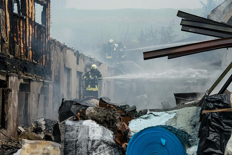 Am frühen Samstagmorgen ist eine Folienfabrik in Malgersdorf völlig ausgebrannt. Dabei ist ein Schaden von mehreren Millionen Euro entstanden.