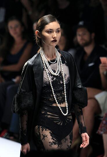 Busenblitzer bei der Fashion Week in Mexico City...