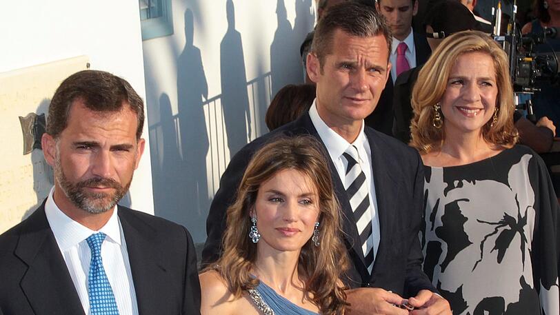 Spaniens Infantin Cristina (re.) und ihr Ehemann Inaki Urdangarin sowie Königin Letizia (vorne) und König Felipe von Spanien.