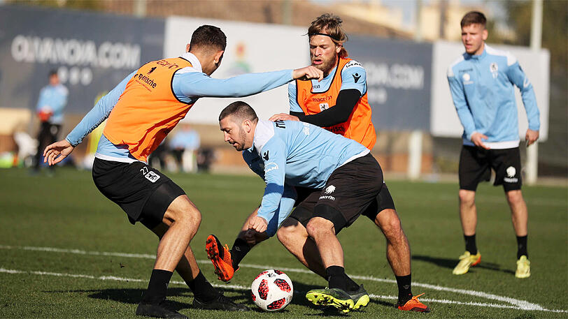 Voller Einsatz: Sascha Mölders (Mi.) im Trainingslager in Oliva Nova.