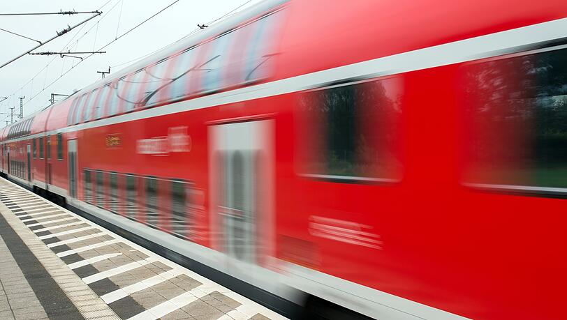 An dem Regionalexpress fand die Polizei tatsächlich Spuren von Schüssen. An dem Regionalexpress fand die Polizei tatsächlich Spuren von Schüssen.