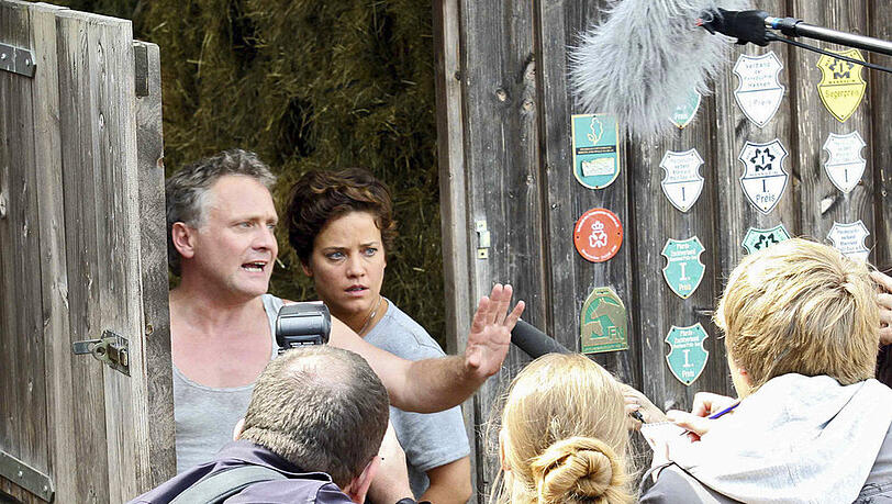 "Rindvieh a la Carte": Die Klatschpresse will wissen, ob zwischen Felix (Bernhard Schir) und Frieda (Muriel Baumeister) tatsächlich etwas passiert ist. "Rindvieh a la Carte": Die Klatschpresse will wissen, ob zwischen Felix (Bernhard Schir) und Frieda (Muriel Baumeister) tatsächlich etwas passiert ist.