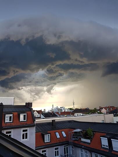 Die Bilder vom Gewitter, hier aufgenommen in Schwabing.