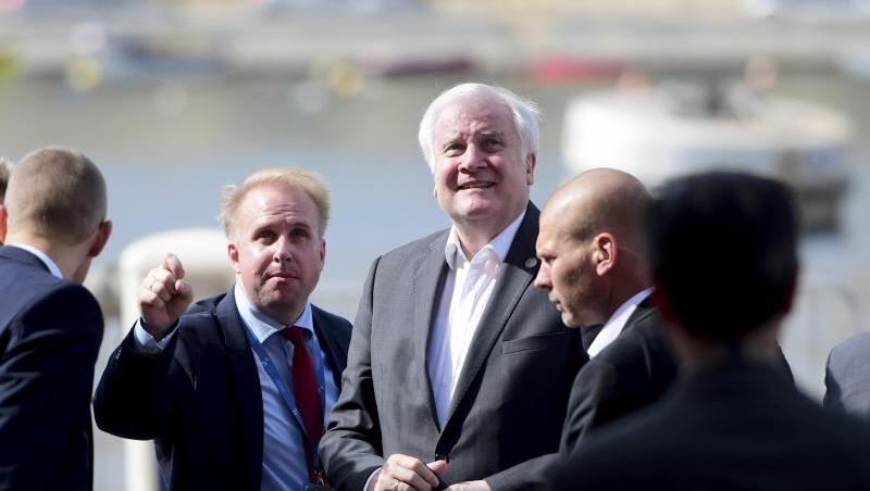 Bundesinnenminister Horst Seehofer bei einem Treffen der EU-Innenminister auf Malta, wo eine Übergangslösung für aus Seenot gerettete Migranten gefunden wurde. Bundesinnenminister Horst Seehofer bei einem Treffen der EU-Innenminister auf Malta, wo eine Übergangslösung für aus Seenot gerettete Migranten gefunden wurde.