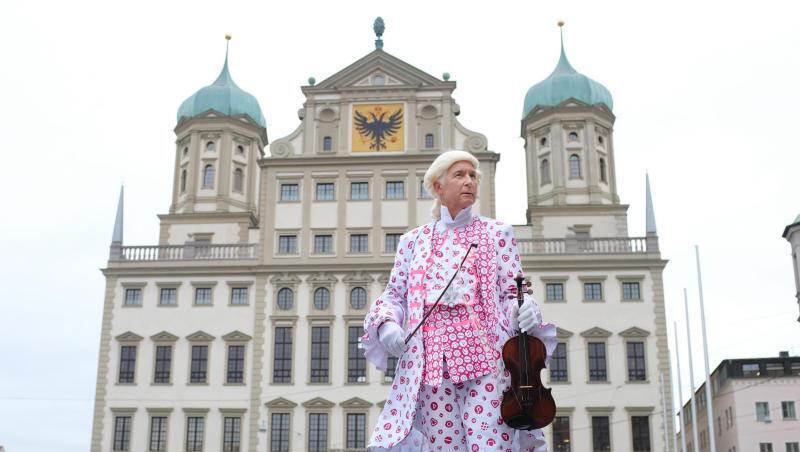 Ein Darsteller des Musikers Leopold Mozart (1719-1787) steht in Augsburg vor dem historischen Rathaus. Foto: Fabian Schreyer/Archiv Ein Darsteller des Musikers Leopold Mozart (1719-1787) steht in Augsburg vor dem historischen Rathaus. Foto: Fabian Schreyer/Archiv