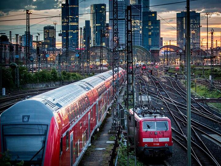 Auf bestimmten Strecken in Deutschland kostet Fliegen noch immer weniger als Bahnfahren.
