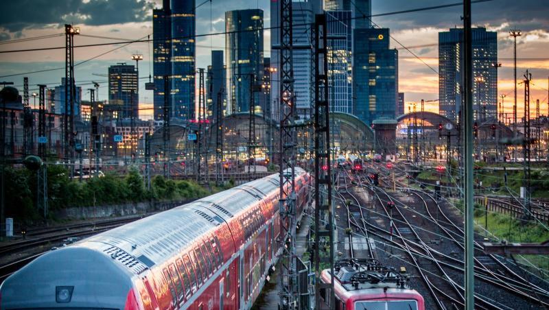 Auf bestimmten Strecken in Deutschland kostet Fliegen noch immer weniger als Bahnfahren. Auf bestimmten Strecken in Deutschland kostet Fliegen noch immer weniger als Bahnfahren.