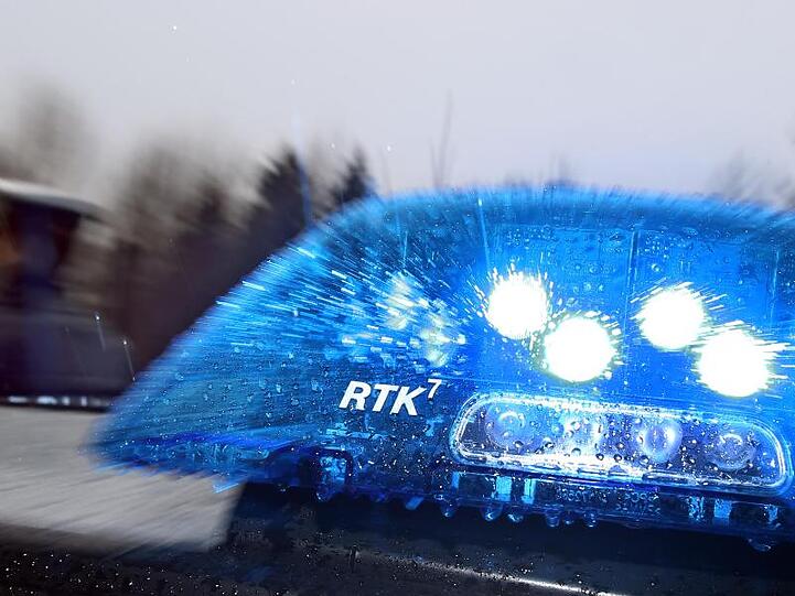 Blaulicht auf einem Streifenwagen. Foto: Karl-Josef Hildenbrand/dpa/Illustration