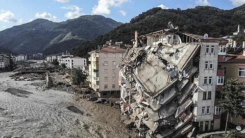 Zerstörte Gebäude in Bozkurt (Provinz Kastamonu).