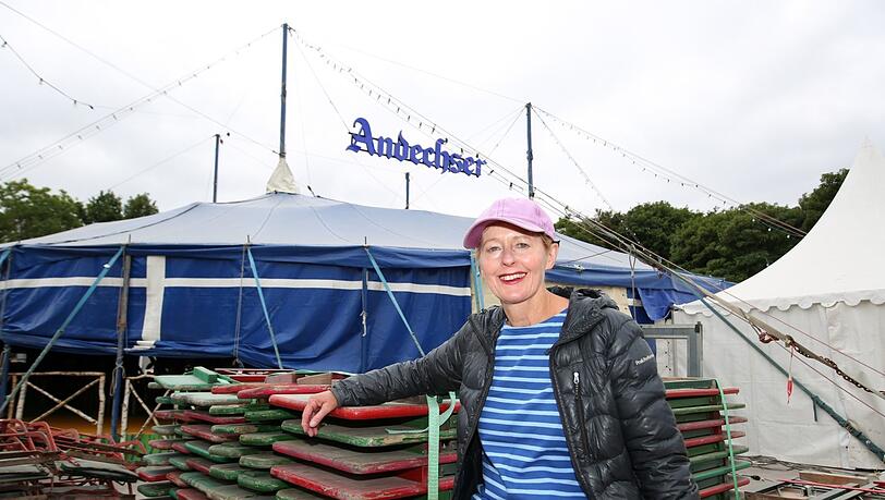 Viktoria Raith vor dem Andechser-Zelt. Dort ist nahezu alles selbstgebaut. Während des Sommer-Tollwoods finden hier jeden Tag kostenlose Konzerte statt.