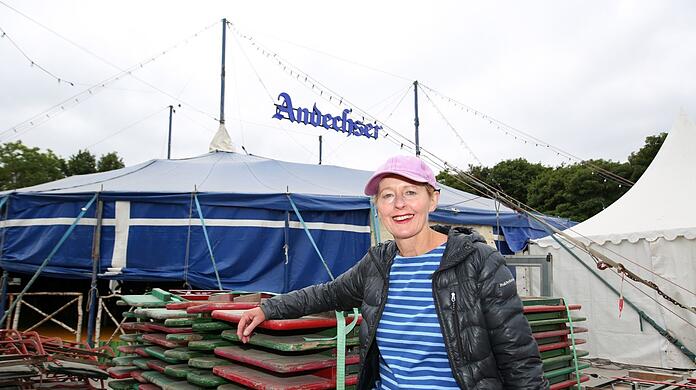Viktoria Raith vor dem Andechser-Zelt. Dort ist nahezu alles selbstgebaut. Während des Sommer-Tollwoods finden hier jeden Tag kostenlose Konzerte statt.