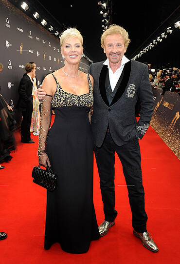 Thomas Gottschalk und Freundin Karina Mross: "Beide zumindest in der Trendfarbe des Winters. Karina top, Thomas eben im Thomas-Style und ein Hingucker, mit Fliege würde er mir noch besser gefallen."