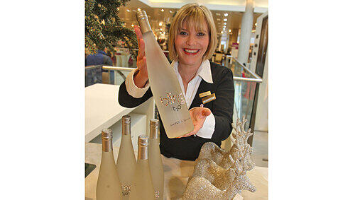 Simone Rudek, Verkäuferin im „Breuninger“, präsentiert das Nobel-Mineralwasser „Bling H2O“ aus Dandrige/Tennessee. Die 0,75-Liter-Flasche ist mit goldenen Swarowski-Kristallen verziert und für schlappe 49,90 Euro erhältlich. Simone Rudek, Verkäuferin im „Breuninger“, präsentiert das Nobel-Mineralwasser „Bling H2O“ aus Dandrige/Tennessee. Die 0,75-Liter-Flasche ist mit goldenen Swarowski-Kristallen verziert und für schlappe 49,90 Euro erhältlich.