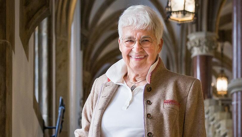 Die ehrenamtliche Stadträtin im Treppenhaus des Münchner Rathauses.