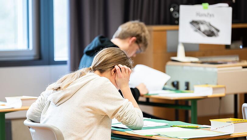 Schulaufgaben bleiben, aber neue Prüfungsformate kommen dazu. (Symbolbild) Schulaufgaben bleiben, aber neue Prüfungsformate kommen dazu. (Symbolbild)