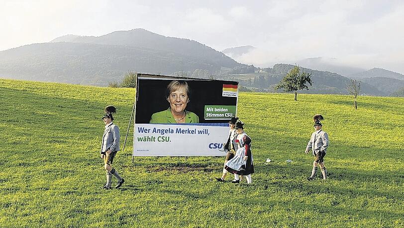Die Wahl ist gelaufen: Vier Trachtler vor einem CSU-Plakat in Aschau im Chiemgau.Foto: dpa Die Wahl ist gelaufen: Vier Trachtler vor einem CSU-Plakat in Aschau im Chiemgau.Foto: dpa