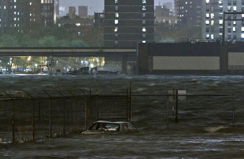 Bilder der Verwüstung - Hurrikan "Sandy" hat an der Ostküste verheerende Spuren hinterlassen. Sehen Sie hier die Bilder aus New York und den betroffenen Orten im Osten der USA.