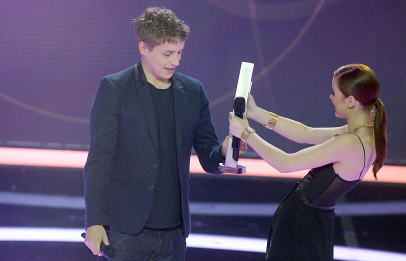 Die Sängerin Lena Meyer-Landrut zeichnet den Musiker Tim Bendzko mit dem Preis in der Kategorie "Künstler Rock/Pop National" aus.