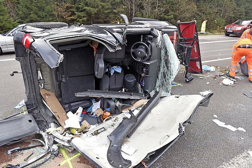 Mit schwerem Gerät musste die Feuerwehr den Eingeklemmten aus dem Unfallwagen befreien.