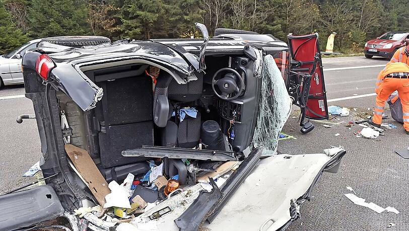 Mit schwerem Gerät musste die Feuerwehr den Eingeklemmten aus dem Unfallwagen befreien. Mit schwerem Gerät musste die Feuerwehr den Eingeklemmten aus dem Unfallwagen befreien.