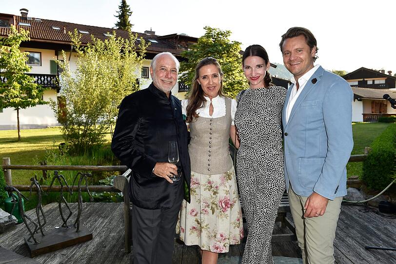 Hotelinhaber Klaus Graf und Susanne Gräfin von Moltke sowie Neu-Mama Sophie Meister mit Mann David