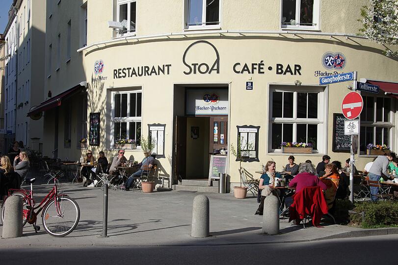Vielleicht die schönste Terrasse im Westend: Das &bdquo;Stoa&ldquo; hat beinahe rund um die Uhr Sonnenschein &ndash; jedenfalls bei gutem Wetter.