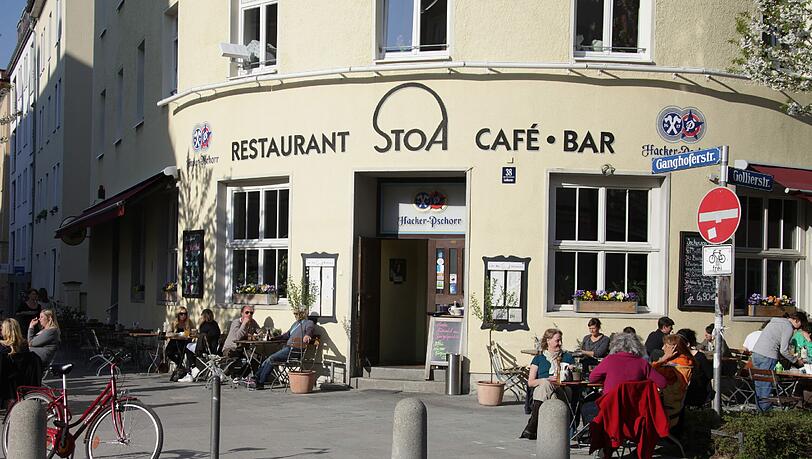 Vielleicht die schönste Terrasse im Westend: Das „Stoa“ hat beinahe rund um die Uhr Sonnenschein – jedenfalls bei gutem Wetter. Vielleicht die schönste Terrasse im Westend: Das „Stoa“ hat beinahe rund um die Uhr Sonnenschein – jedenfalls bei gutem Wetter.