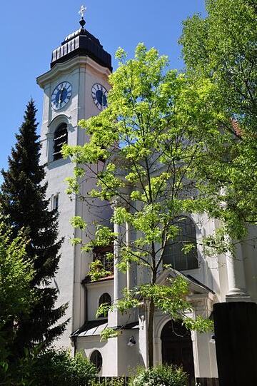 ... er gehört zur Himmelfahrtskirche in der Marschnerstraße 3.