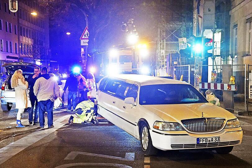 In der Blumenstraße hat es am Samstagabend heftig geknallt - die Bilder von der Unfallstelle.