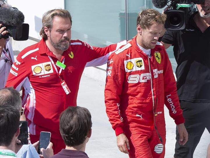 Sebastian Vettel verlässt beim Großen Preis von Kanada enttäuscht die Siegerehrung.