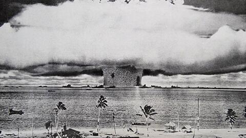 Panik statt Paradies: Eine Test-Atombombe der Amerikaner explodiert 1946 vor der Südseeinsel Bikini. Zehn Jahre später verursachte ein enormer Nachfolge-Test große Sorgen - auch in Bayern.
